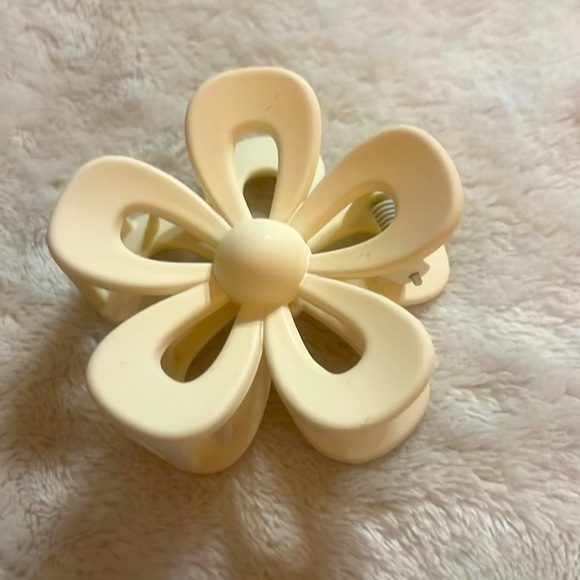 🤎🤍PAIR OF LARGE HAIR CLIPS 🤎🤍 - Picture 2 of 5